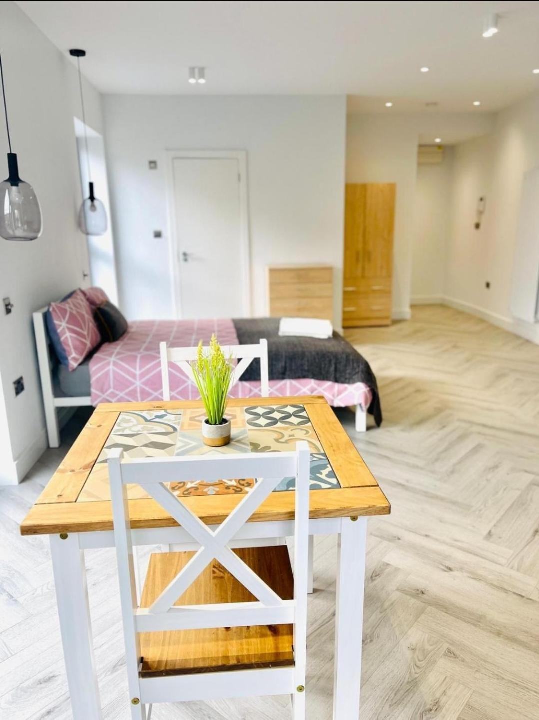 Location In 20 Mins To Piccadilly Circus * London